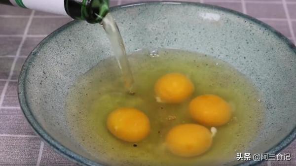 4個雞蛋裡倒1瓶啤酒，教你從沒吃過的做法，鬆軟酥香出鍋就搶光