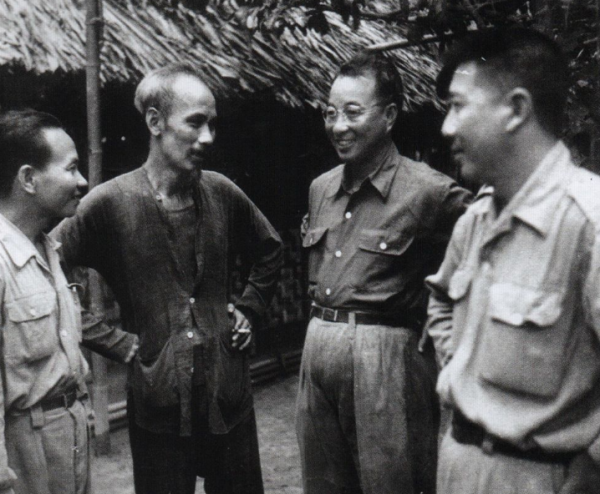 1950年胡志明到我國搬救兵，毛主席問他要多少兵，胡：我只要陳賡