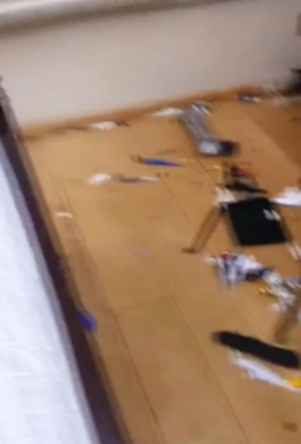 父親和兒子吵架酒後砸爛收藏模型，滿地的碎片背後，是滿地的心碎