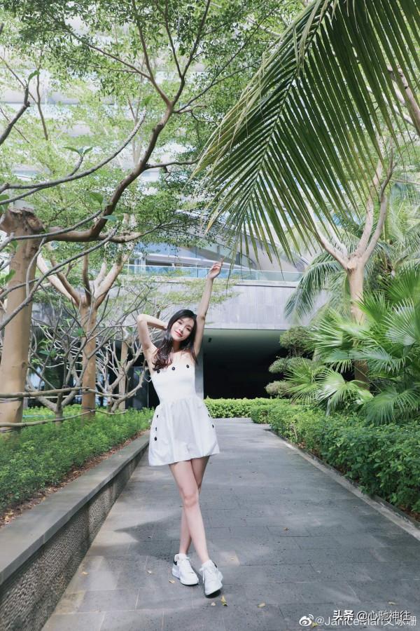 文詠珊一襲白色抹胸連衣裙清純又高階，度假風滿滿