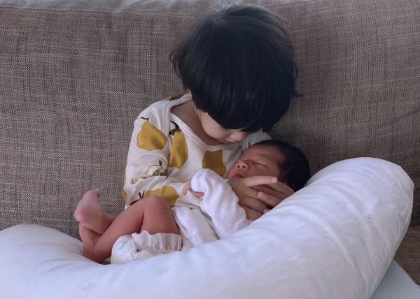 麥迪娜首曬女兒正面,腿長手長高顏值初顯,被哥哥抱在懷裡好乖巧 麥迪娜首曬女兒正面,腿長手長高顏值初顯,被哥哥抱在懷裡好乖巧