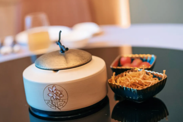 住進愛馬仕橙的房間，躺在高空看海景