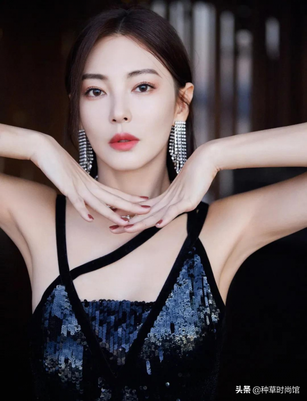 47歲周迅、張雨綺又談姐弟戀了！這屆男人不行？