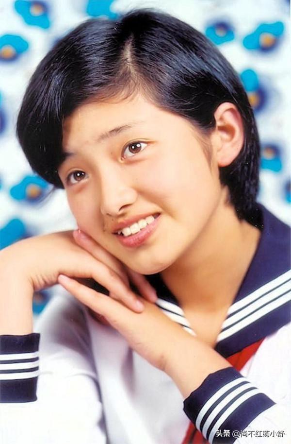 山口百惠的&OpenCurlyDoubleQuote;秀雅&rdquo;藏不住，穿素衣驚豔時光，晚年依舊端莊優雅