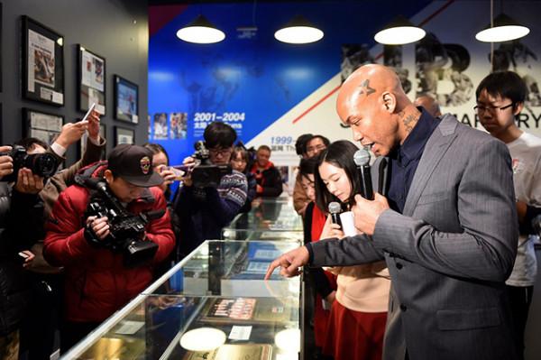 因父親離世舉止瘋狂，馬布裡用中國文化治癒自己，成北京榮譽市民