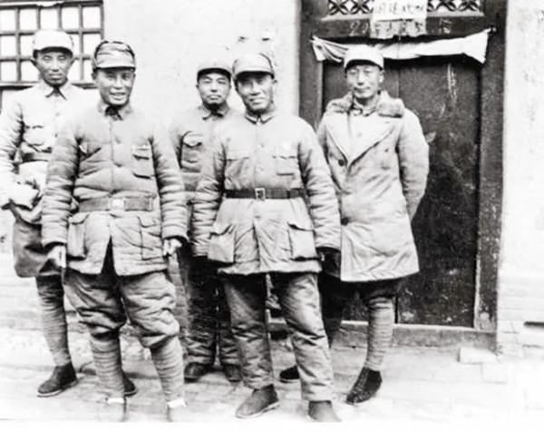 此人犧牲,全團官兵一起披麻戴孝,集體在遺像前下跪 此人犧牲,全團官兵一起披麻戴孝,集體在遺像前下跪