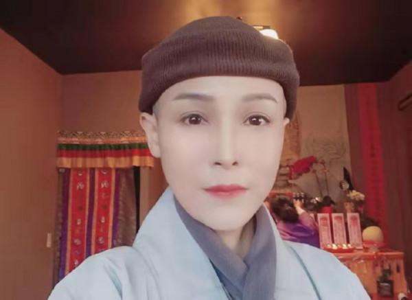 知名女星削髮為尼，家人陪伴送祝福，寺院還特意準備了蛋糕