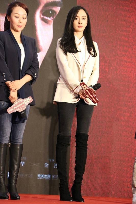 15年前的楊冪看著太可愛了,穿的靴子簡單還時髦,沒有年代感 15年前的楊冪看著太可愛了,穿的靴子簡單還時髦,沒有年代感