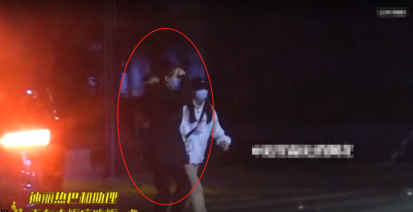 迪麗熱巴深夜與助理聚餐！喝豆奶濺一身表情失控，扎丸子頭好可愛