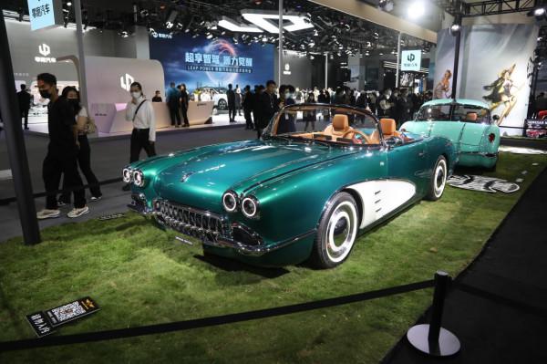 新車｜鬆散機車將推新款海豚，四門四座復古車，致敬經典