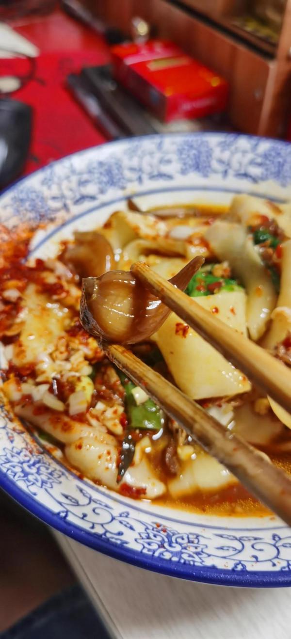 在家自己做油潑扯麵，吃的更滿意