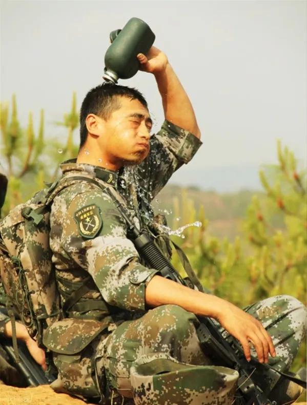 小裝備揭示大國崛起 解放軍軍用水壺 幾十年裡到底經過了多少變遷? 小裝備揭示大國崛起 解放軍軍用水壺 幾十年裡到底經過了多少變遷?