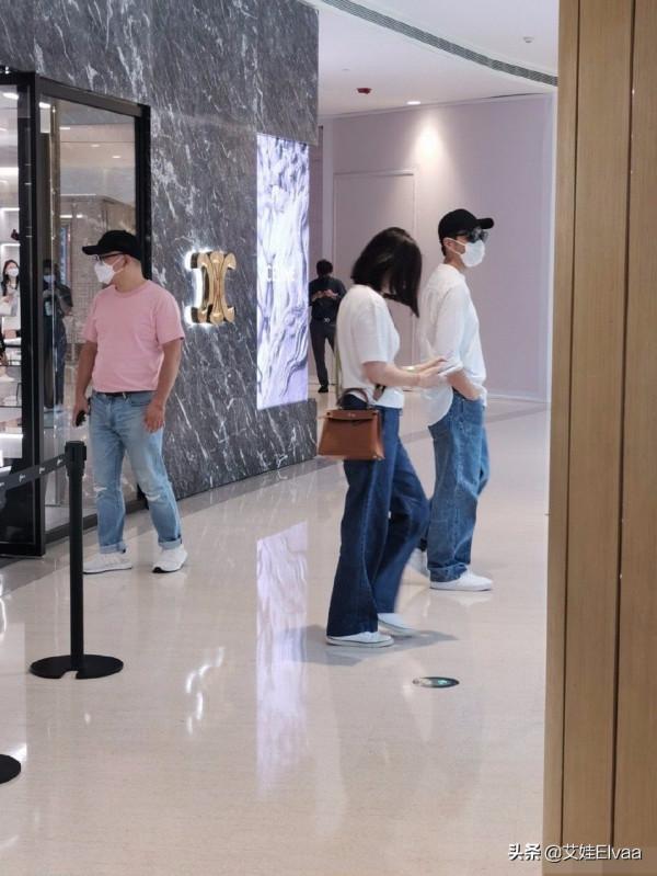 袁詠儀夫婦逛街,穿T恤拎10萬包超闊氣,張智霖累坐在椅子上休息 袁詠儀夫婦逛街,穿T恤拎10萬包超闊氣,張智霖累坐在椅子上休息