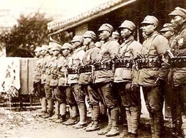 偽軍師長飯後肚子疼，去廁所偷偷寫下情報，挽救了未來的大將