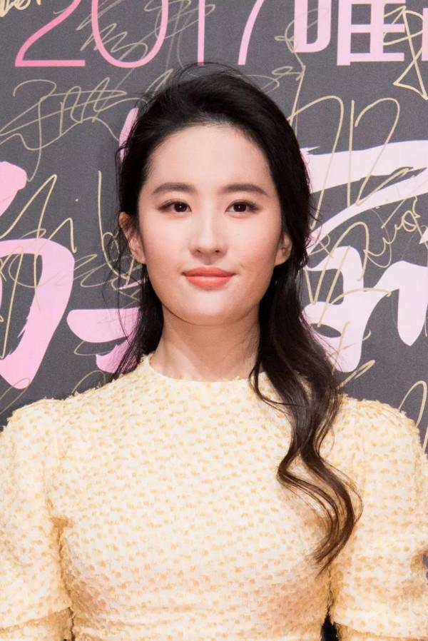 劉亦菲，優雅迷人，盡顯成熟御姐氣質