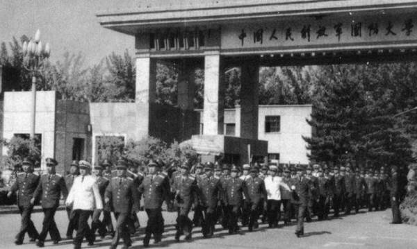 1981年，安徽宿縣來了一位開國中將，握著老婦的手說：我來看您了