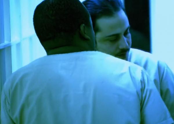 美國囚犯模仿肖申克越獄成功，留下一張紙條，氣得監獄長自盡