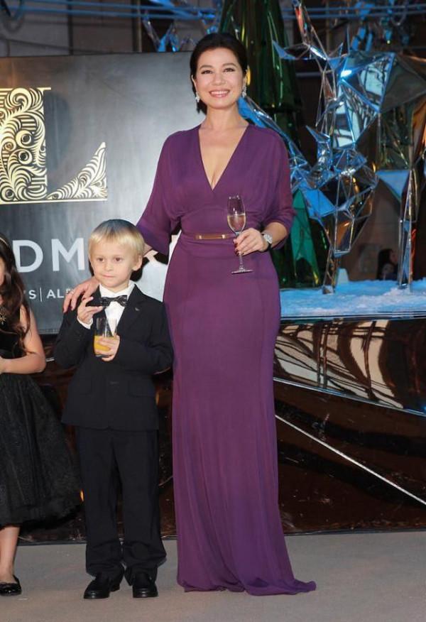 鐘楚紅61歲了還很靚，穿紫裙耐看又大氣，一眼就看出有沒有貴婦感