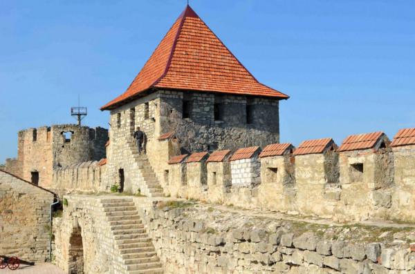 雄踞堅不可摧的蒂吉納城堡，再現斯特凡大公的輝煌戰功