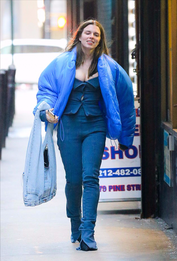 坎爺和新歡分手！茱莉亞穿藍色麵包服出街心情大好，才戀愛一個月