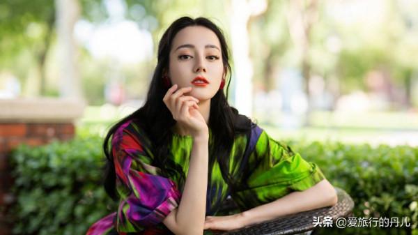 迪麗熱巴一襲彩色連衣裙優雅動人，盡顯異域風情