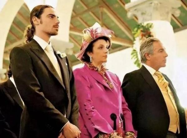 嫁入歐洲的首位中國王妃，相貌平平卻迷倒王子，如今一家定居中國