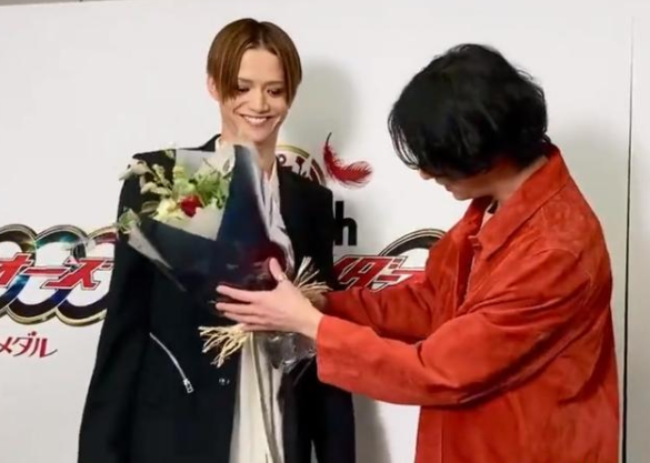 假面騎士：映司在宣傳現場為Ankh慶生，戲裡戲外都是一對好友