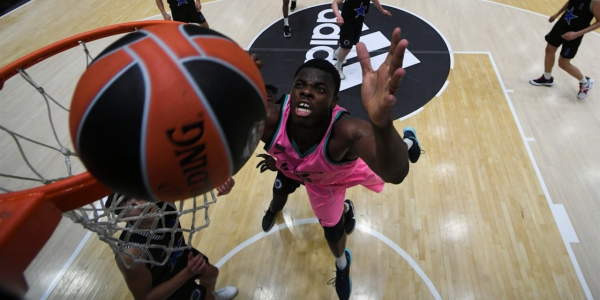 17歲，身高2米09！19分鐘5封蓋，打破65年紀錄！天賦溢位螢幕了