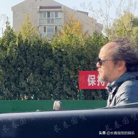 51歲竇唯近照曝光，髮際線後移腦門鋥亮