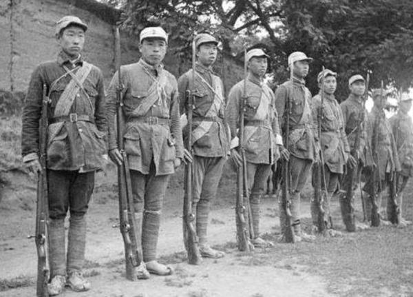 1955年全軍授銜，彭總對此人的軍銜不滿，指示：必須要降一級才行