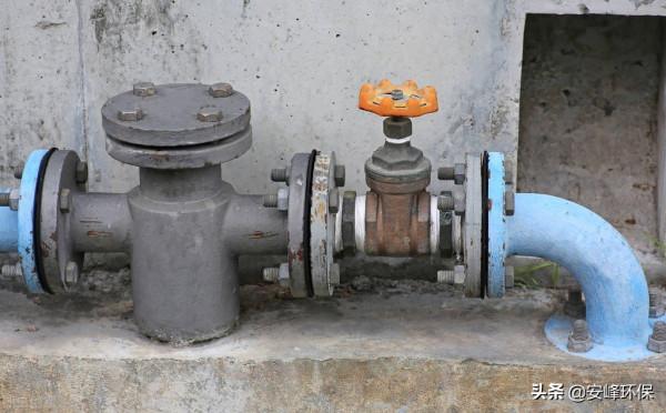 給水管道、排水管道與其他管道交叉時應如何施工？