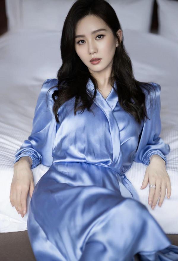 有一種高階感叫劉詩詩穿真絲連衣裙，明明很簡單，她卻穿出國際範