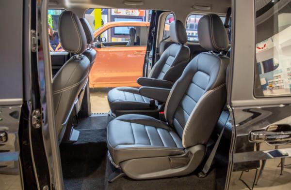 商務車之間的鬥爭，五菱征程VS風行菱智，誰是老百姓最愛？