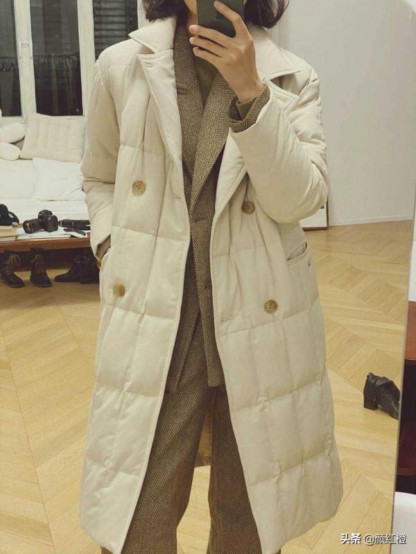 今年火了一種穿法叫“西服套裝+羽絨服”，幹練利落又實用，太美
