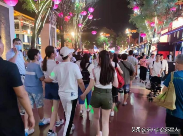 同爸不同命的星二代，成龍兒子開百萬豪車，女兒住百元賓館