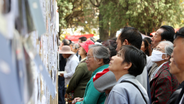 大爺單身62年，相親當場表白大媽：只要你跟我在一起，我都聽你的
