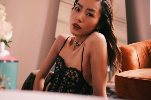 劉雯一出手就是大片，穿鏤空背心配長褲，簡單卻滿滿的高階感