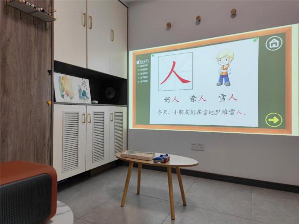 國產推出“4K解析度”的智慧投影儀：3000ANSI流明，開燈也能用