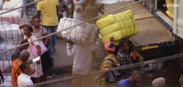 非洲小夥賣舊衣服，一天能賺25萬，這些衣服都是別人捐的！紀錄片