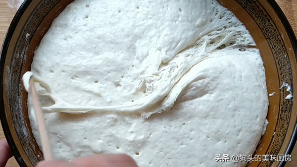 發麵餅怎麼做最簡單？一碗麵粉一碗水，用筷子一攪，蓬鬆又暄軟