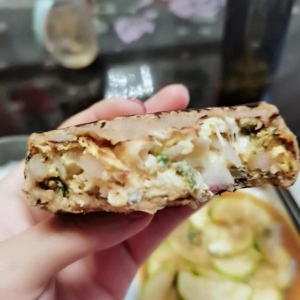 減肥可以吃的雞蛋漢堡，炸醬麵