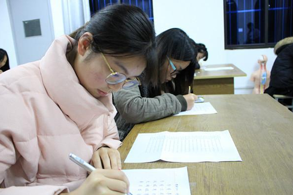 畢業後才明白,師範類和醫學類同為“鐵飯碗專業”,但差距卻不小 畢業後才明白,師範類和醫學類同為“鐵飯碗專業”,但差距卻不小