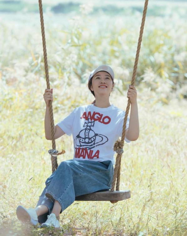 李小冉的穿搭真顯年輕，粉T恤配半身裙像個年輕人，45+女人學一學