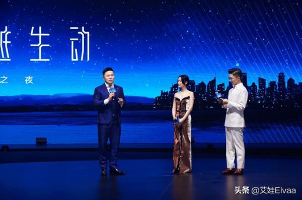 47歲周迅趕飛機有多佛系！穿染色T恤像小老太，10塊拖鞋太不得體