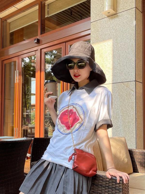 吳昕都38歲了，仍愛走“小姑娘路線”，穿短裙減齡又俏皮