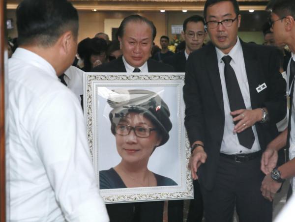 喪妻4年!70歲郭鋒走出陰霾內地復出拍戲,大排檔吃飯笑容滿面 喪妻4年!70歲郭鋒走出陰霾內地復出拍戲,大排檔吃飯笑容滿面