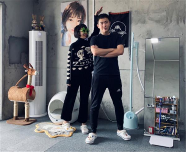 小夫妻沒錢裝修直接住毛坯房，卻佈置得超溫馨！網友：這生活羨慕