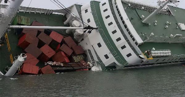 韓國“世越號”沉沒謎案：48小時內無人救援，296名學生屍沉大海