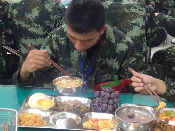 快來看看,新兵入營第一頓飯都吃點啥? 快來看看,新兵入營第一頓飯都吃點啥?
