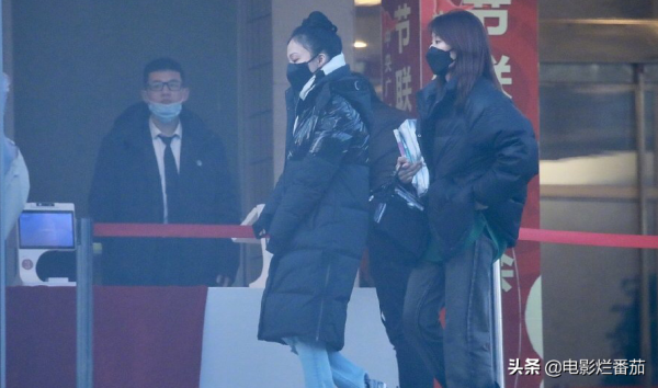 春晚四次聯排：趙麗穎一笑迷人，張小斐美目顧盼，朱一龍走路生風